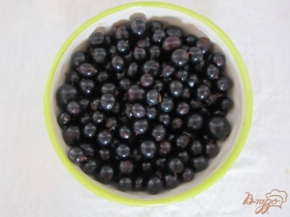 Для замораживания черной смородины, понадобятся только цельные ягодки. Подавленные или переспевшие ягодки лучше перетрите сахаром.