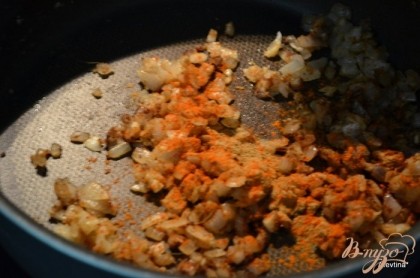 Затем добавить чеснок и имбирь. Помешивать примерно 1 мин. После кориандр, паприка, гарам масала, тмин и кайен.перец. Помешивать 1 мин.