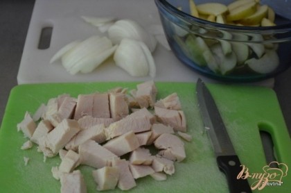 Куриные грудки отварить,дать остыть и порезать кубиками. Нарезать также яблоки,лук, овощи.