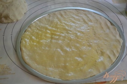 Разогреть духовку до 210 гр. Раскатать тесто в формы. Поставить в духовку на 10 мин. Я смазала слегка маслом тесто, можно не смазывать.