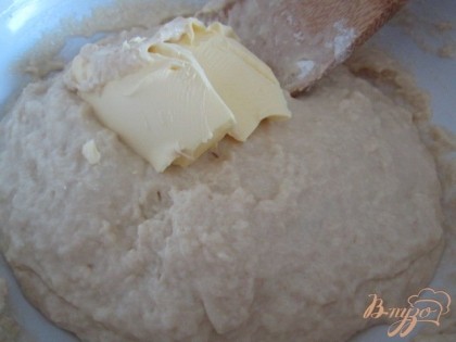 В теплом молоке развести дрожжи, добавить сахар и соль.Выложить половину нормы муки, затем добавить мягкое сливочное масло. Вмесить его в тесто.