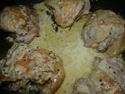 Полученную горчичный-сметанную смесь влить к кусочкам курицы, и тушить еще минут 15