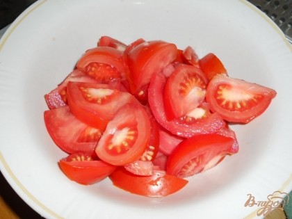 Порезать помидоры дольками.
