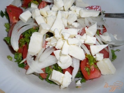 Лук репчатый порезать тонкими полукольцами, брынзу - небольшими кубиками, добавить к помидорам и зелени.