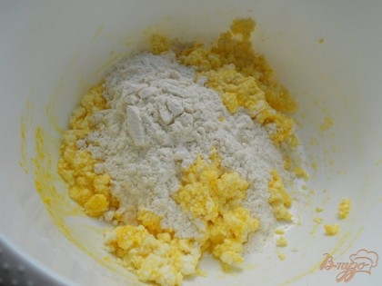 Выкладываем творог в глубокую посуду, добавляем яйцо (у меня яйца домашние), сахар, соль. Перемешиваем. Просеиваем муку и добавляем к творогу. Творог можно использовать любой - если влажный, добавьте больше муки.