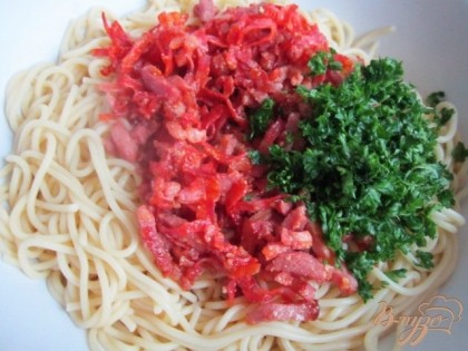 Смешать спагетти с ветчиной, чоризо и зеленью петрушки.