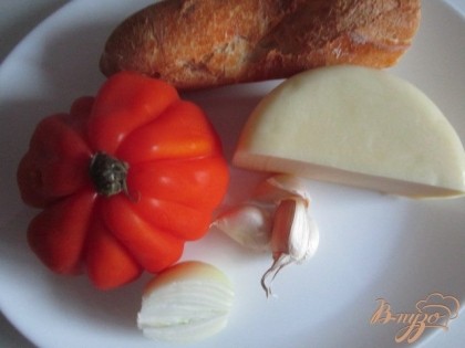 Большой помидор, сыр, чеснок , репчатый лук.Из багета приготовить гренки и подать с салатом.