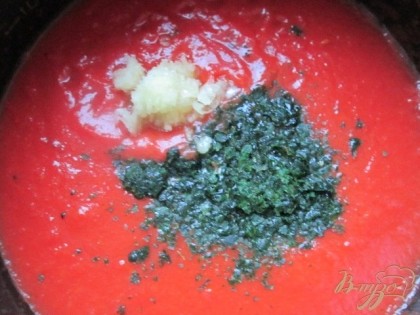 В горячую томатную смесь добавить чеснок, зелень кинзы и специи (соль, сахар)Перемешать, дать покипеть 5 мин. и снять с огня.Соус готов !