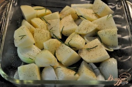 Выложить картофель и использовать половину розмарина,посолить и поперчить. Готовить примерно 10 мин.
