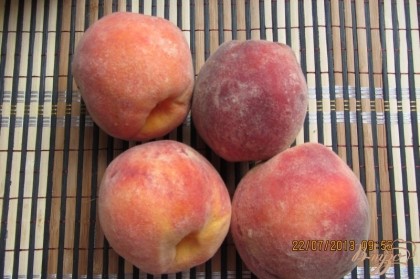 Для правильного замораживания Вам понадобиться один килограмм чуть-чуть доспевших персиков. Так переспевшие плоды при отделении от косточки могут деформироваться или дать течь.