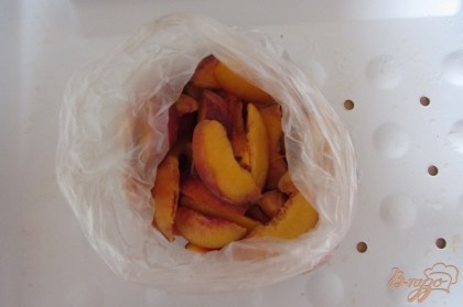 Замороженные персики собрать в полиэтиленовый пакет или в специальный контейнер для заморозки фруктов.