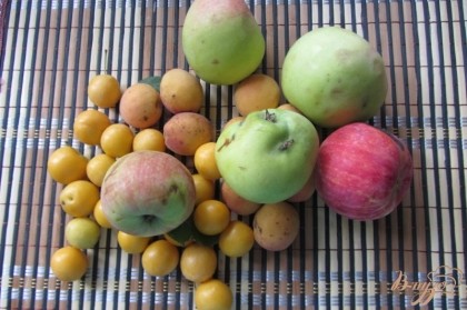 Для его приготовления Вам понадобиться: яблоки можно использовать любой сорт (но желательно белый налив), алыча (желтая), абрикосы, сахар, вода.
