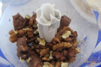 Оставшийся орехи складываем в блендер с шоколадом, измельчаем до однородной массы.