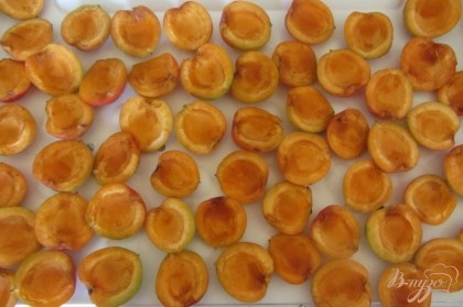 Выложить аккуратно абрикосы на полку для шоковой заморозки, если нет в Вашем холодильники данной функции, воспользуйтесь доской для разделки фруктов или же пластиковым разносом.