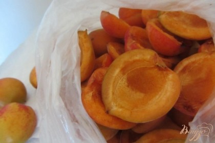 Поместите в морозилку на час, замороженные абрикосы аккуратно собрать в полиэтиленовый пакет или в специальный контейнер для хранения замороженных фруктов.