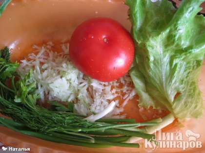 Готовим  диетический салат. Черешковый сельдерей натереть на терке, зелень лука, петрушки, укропа и один листик салата нарезать.