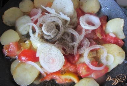 Добавляем лук к картофелю с помидорами, посолить поперчить, перемешать. Накрываем крышкой.