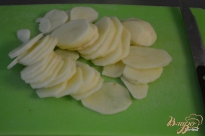 Картофель очистить и порезать пластинками тонко.