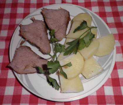 Мясо можно подавать с картофелем или отварными овощами