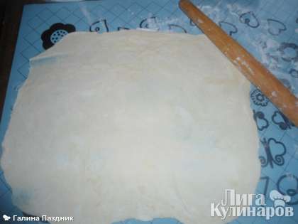 Охлажденное белое тесто разделить пополам. Стол слегка посыпать мукой и раскатать один кусок теста в пласт.