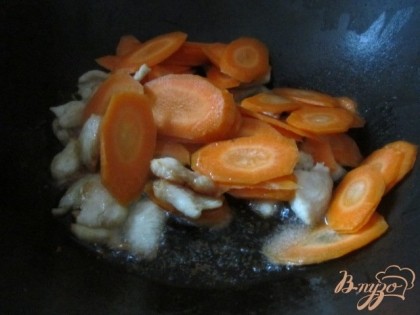 Сначала добавляем нарезанные кусочки моркови. Перемешать и оставить на 5 мин.