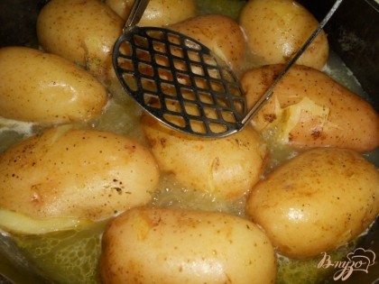 Поставить на огонь. Когда бульон в сковороде закипит,огонь уменьшить, накрыть крышкой (не плотно). Варить картофель до готовности (примерно 20 минут). Снять сковороду с плиты, придавить чуть каждую картофелину толкушкой (чтобы появились трещины).