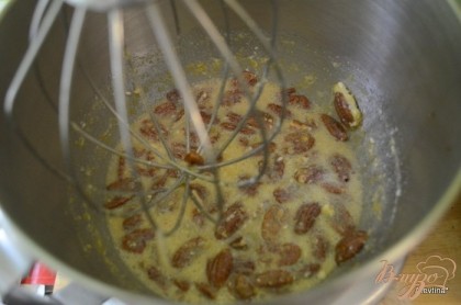 В емкости взбить сахар с маслом, кленовый сироп соль и яйца до мягкого однородного состояния. Затем выложить орех пекан и перемешать.