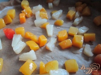 На дно формы уложить круг , вырезанный из бумаги для выпечки.Разложить консервированные фрукты и затем вылить тесто.
