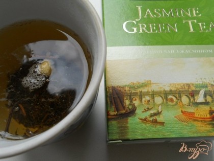 Завариваем зеленый жасминовый чай (температура воды должна быть не более 80 градусов, чтобы чай не горчил). Даем чаю остыть до теплого состояния, процеживаем и растворяем в чае сахар. Даем полностью остыть.