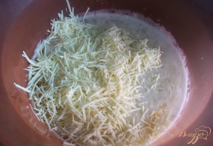 К подошедшей опаре добавить оливковое масло, соль, немного прованских трав, натертый на мелкой терке сыр и муку.