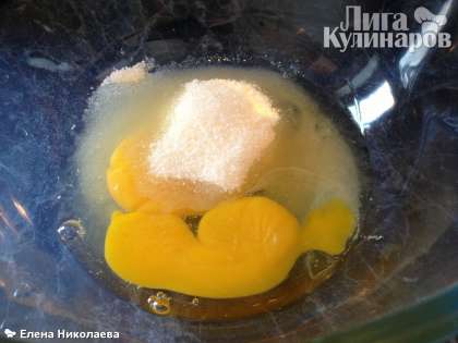 Разбиваем яйца, добавляем сахар и соль