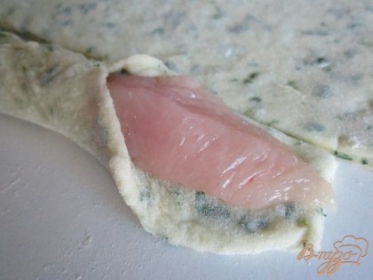 Тесто раскатать в пласт 0,5 см. нарезать на полоски, уложить куриное мясо и защипить края.