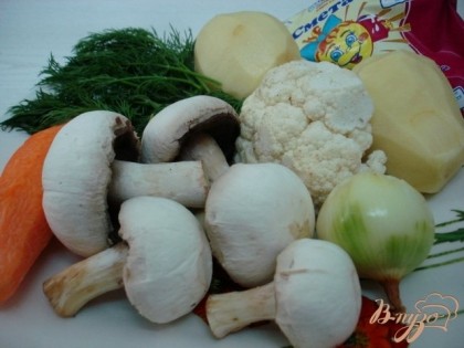 Для супа нам понадобятся такие основные продукты: картофель, лук, морковь, цветная капуста, шампиньоны, укроп, сметана и растительное масло.