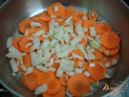 На растительном масле жарим мелко порезанные лук и морковь.