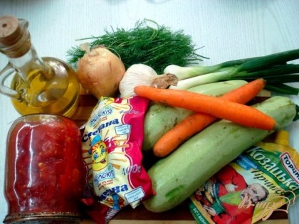  Нам понадобятся два кабачка, две морковки, одна луковица, укроп, сметана, томаты в собственном соку, горчица, оливковое масло, соль, чеснок, зелёный лук.