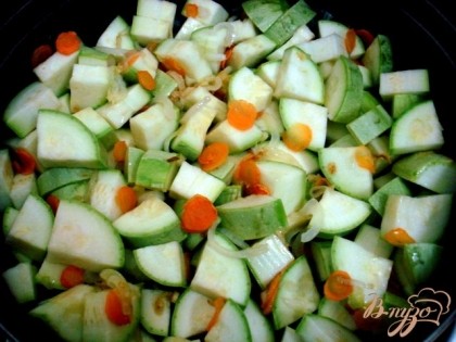 Когда лук и морковь станут мягкими, добавляем к ним кабачки.
