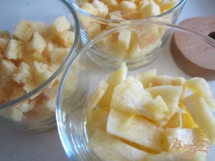 На дно стаканчиков разложить кусочки ананаса и бисквита.