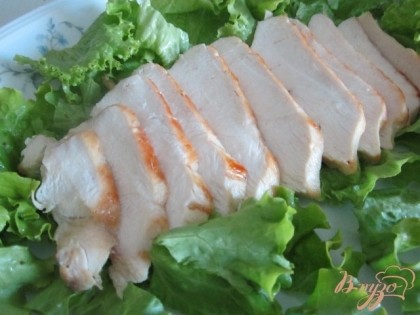 На тарелку выложить листья зеленого салата (или использовать салат по вкусу)По центру уложить кусочки мяса.