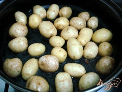 На сковороде хорошо разогреть растительное и сливочное масло. Высыпать картофель на сковороду.
