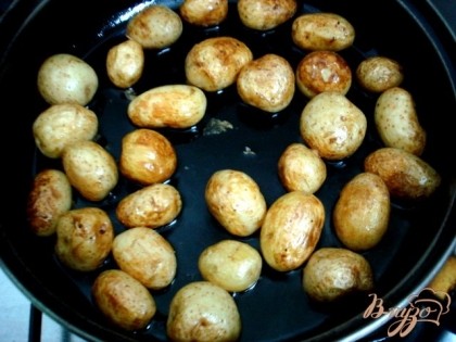 Во время жарки нужно почаще встряхивать сковороду, не открывая крышку, пока картофель не приобретёт золотистый цвет. Смело открываёте крышку, картофель готов.