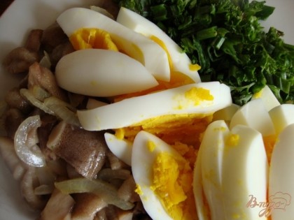 Яйца отварные нарезаем на ломтики и добавляем к грибам.