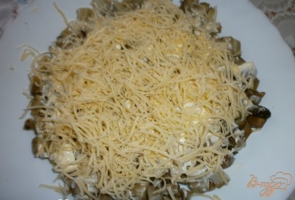 2 слой – сыр (13 от общего количества).Смазать майонезом, смешанным с чесноком.