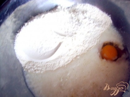 Перед тем как замесить тесто. Подготовим мак, его надо промыть несколько раз в теплой воде. После этого залить свежей водой и проварить до пяти минут, а затем откинуть на сито или марлю и охладить.Теперь займёмся тестом. В кислое молоко или кефир добавляем соду, яйцо, сахар, соль и размешиваем. В смесь добавляем муку и месим тесто пока не отстанет от рук.
