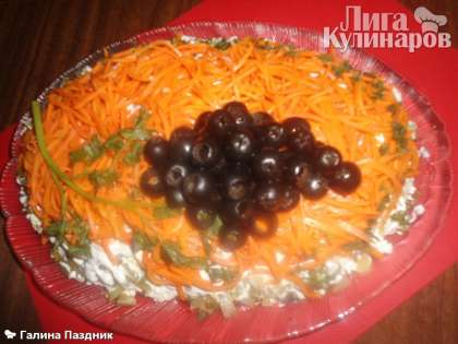Салат украшаем маслинами  и петрушкой. Вместо украшения салата, маслины можно просто порезать и добавить в салат. Салат &#039;&#039;Изабелла&#039;&#039; готов. Приятного аппетита!