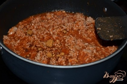 Обжарить на горячей сковороде фарш до исчезновения розового цвета. Добавим томатный соус,специи Тако, воду и черный перец. Довести до кипения, помешиваем.