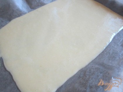 Тесто вылить на протвень в пекарской бумагой.Разравнять, сделав тонкий слой.Поставить в разогретую духовку при 180 гр. 10 мин.