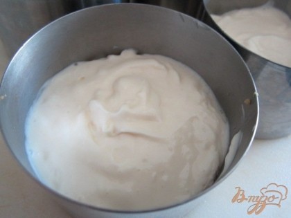 Далее идет слой крема. Для крема : сыр смешать с сахаром и желтком. Затем ввести взбитый в крепкую пену белок.