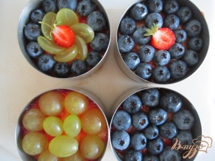Уложить ягоды или фрукты по вкусу.