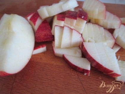 Яблоко нарезать мелкими кусочками.