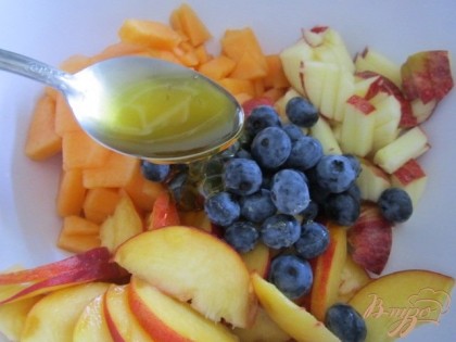 Выложить все фрукты в салатник, заправить медом и соком лимона. Перемешать.